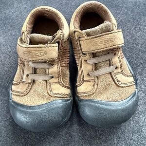 KEEN Unisex Kids Brown Suede Sneakers with Hook & Loop Strap & Rubber Toe